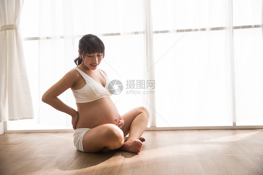女人期待快乐幸福的孕妇图片