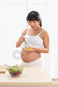 准备食物身体保养站着孕妇做饭图片