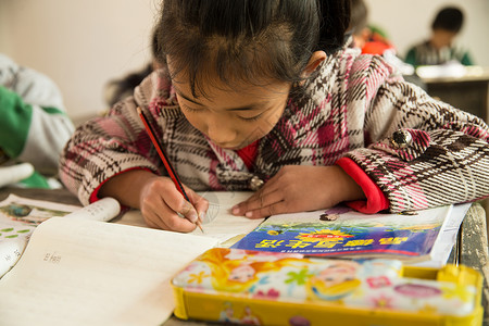 白昼希望工程幸福乡村小学里的小学女生图片