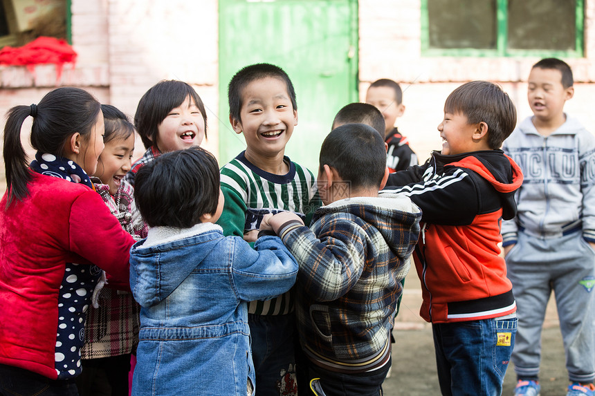 东亚农村天真乡村小学生在学校图片