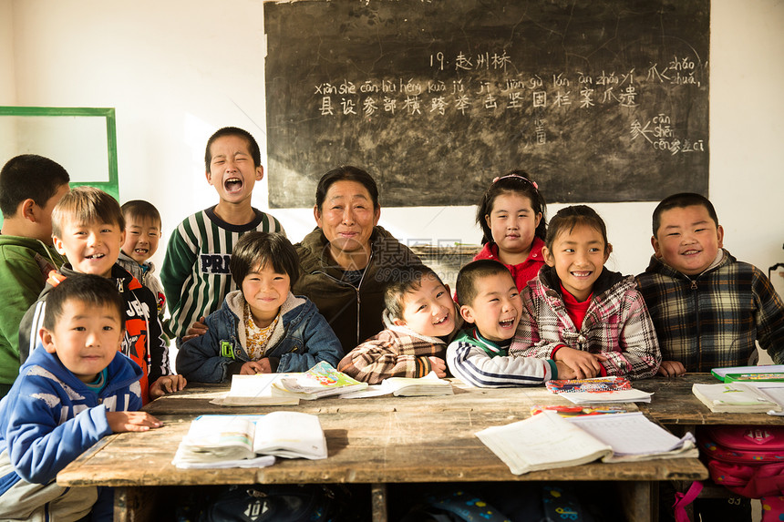 桌子环境贫穷乡村女教师和小学生在教室里图片