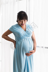 健康的期待站着幸福的孕妇图片