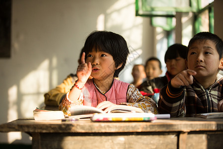 女孩乐观少量人群乡村小学里的小学生亚洲人高清图片素材