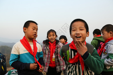 可爱的自信乐观欢乐的乡村小学生图片