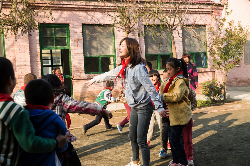 希望工程援助待遇乡村教师和小学生在学校里做游戏图片