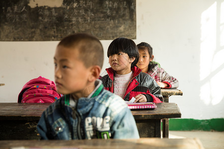 男生教室仅儿童乡村小学里的小学生图片