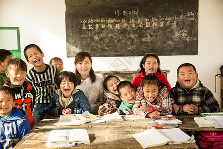 外国老师和学生环境希望小学学龄儿童乡村女教师和小学生在教室里背景