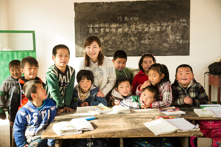 6岁到7岁贫穷乐观乡村女教师和小学生在教室里图片