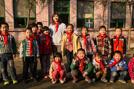 团队待遇女孩乡村教师和小学生在学校里图片