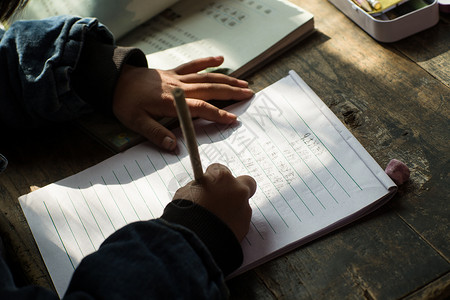 名师工程手写字教室智慧白昼乡村小学里的小学女生背景