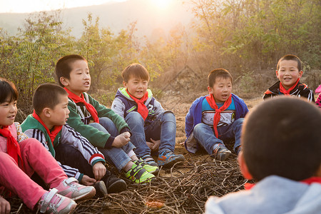 摄影童年信心欢乐的乡村小学生图片