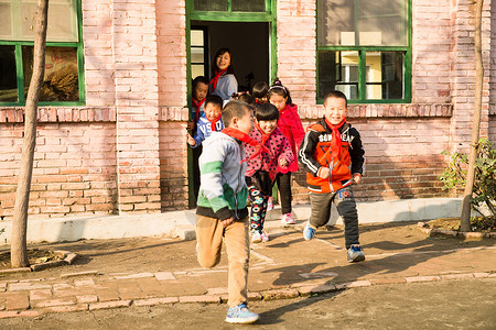 亚洲儿童玩耍乡村教师和小学生在学校里环境高清图片素材