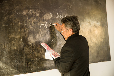 亚洲待遇人乡村小学老师在上课图片