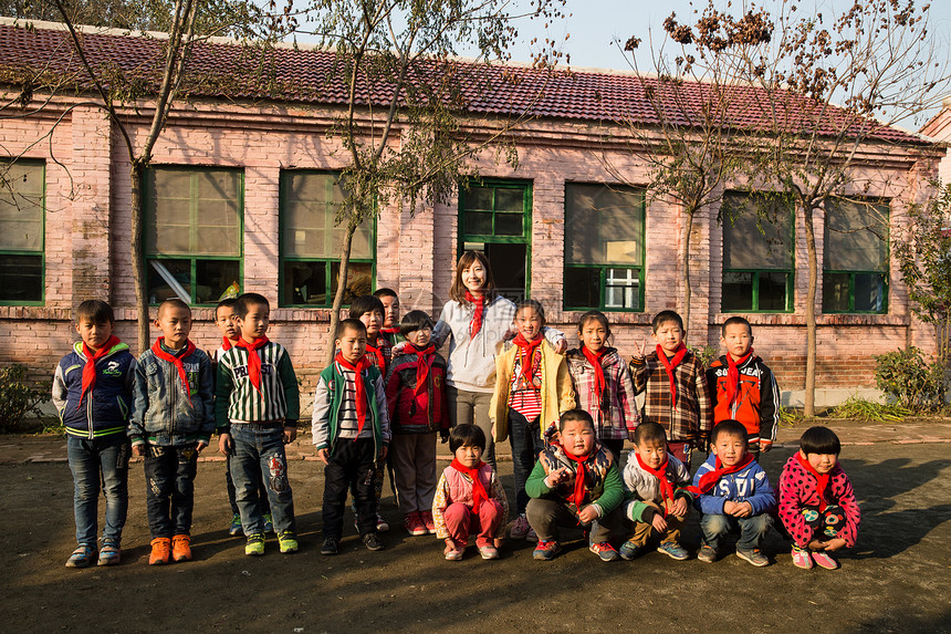 团结亚洲欢乐乡村教师和小学生在学校里图片