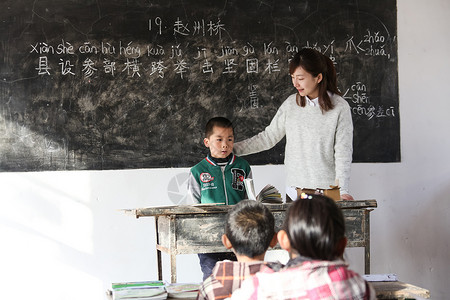 天真快乐彩色图片乡村女教师和小学生在教室里图片