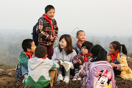 梦想指导援助乡村教师和小学生在户外学习图片