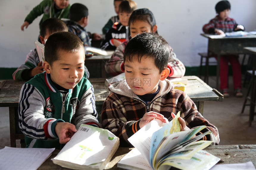 女生户内东亚乡村小学里的小学生图片