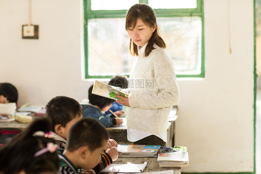 水平构图贫穷亚洲乡村女教师和小学生在教室里图片