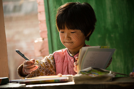 希望学生户内乡村小学里的小学女生图片