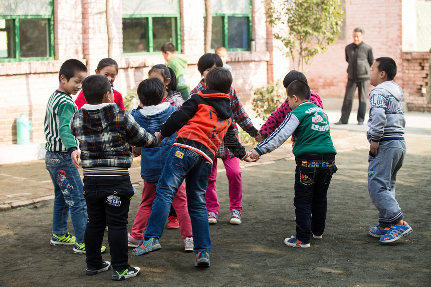 童年可爱的微笑的乡村小学生在学校图片