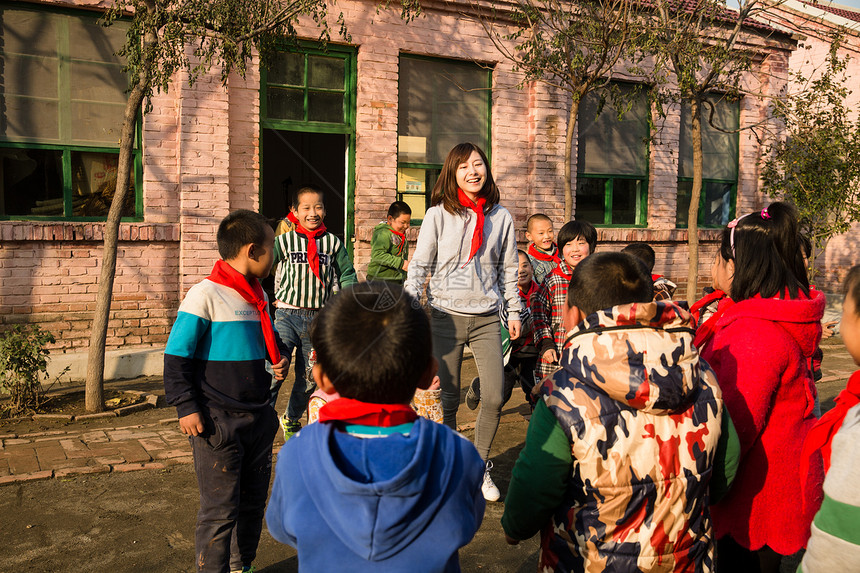 户外活动志愿者校园乡村教师和小学生在学校里图片