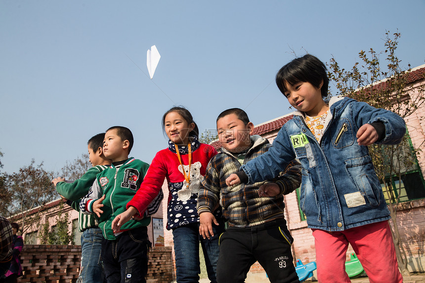 校园亚洲人女生乡村小学生在学校放纸飞机图片