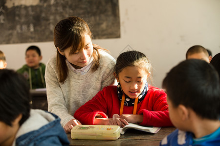 小学女生摄影在校生乡村女教师和小学生在教室里知识高清图片素材