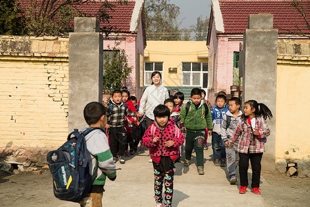 嬉戏的女人下课乡村女教师和学生在户外图片