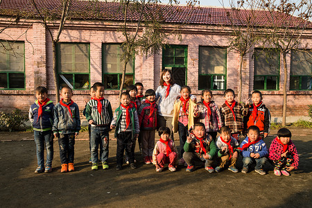 水平构图待遇小学男生乡村教师和小学生在学校里图片