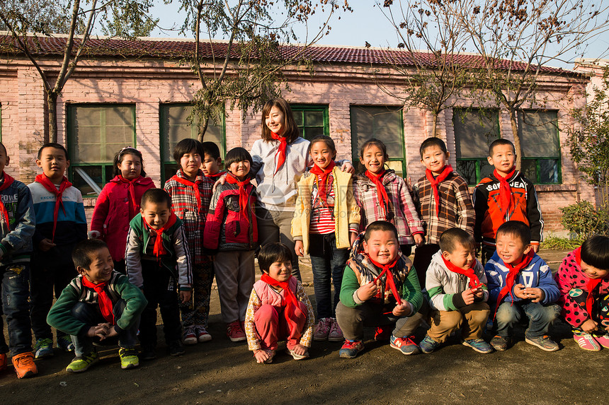 亚洲待遇8岁到9岁乡村教师和小学生在学校里图片
