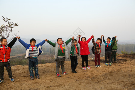 儿童热情偏远的欢乐的乡村小学生图片