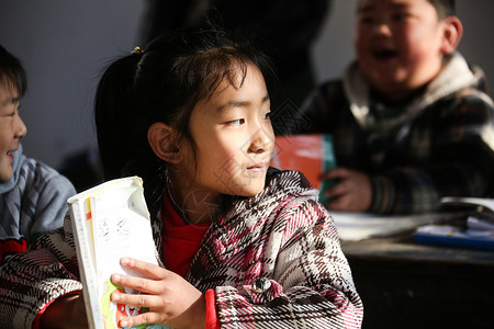 校园摄影在校生摄影学习乡村小学里的小学生背景