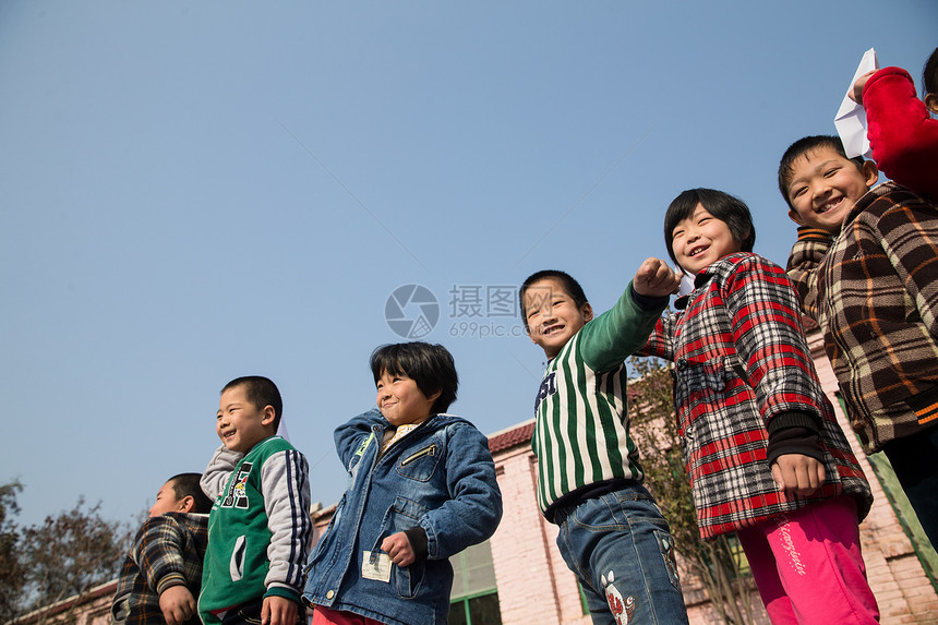 户外活动希望乐观乡村小学生在学校放纸飞机图片