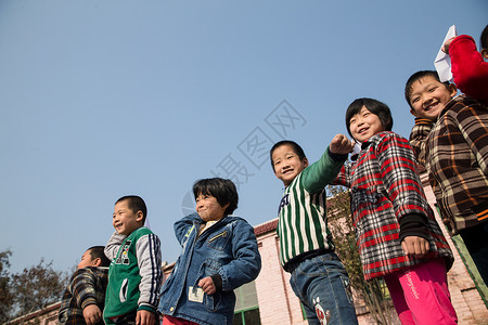 户外活动希望乐观乡村小学生在学校放纸飞机图片