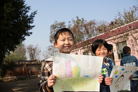 学校海报背景认真的出示绘画作品乡村小学里的小学生背景