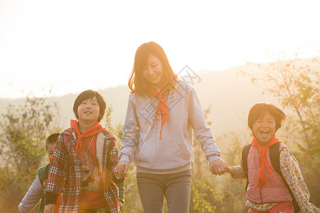 小学青年女人欢乐乡村女教师和学生户外活动图片