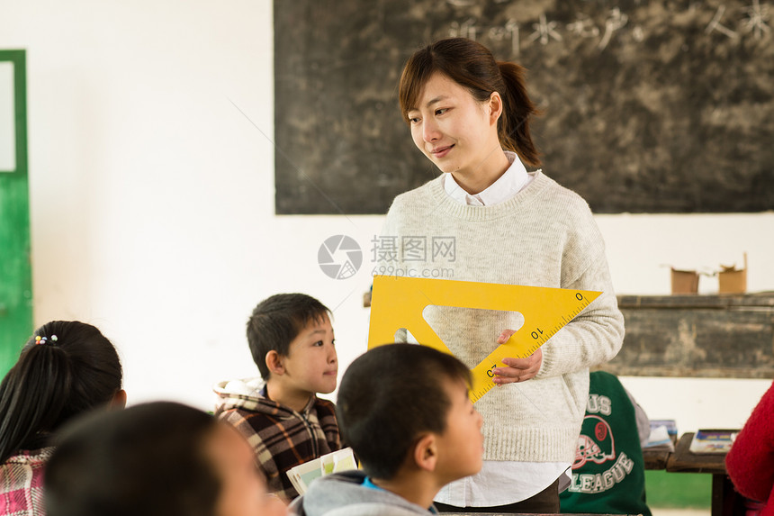 指导教师信心东亚乡村女教师和小学生在教室里图片