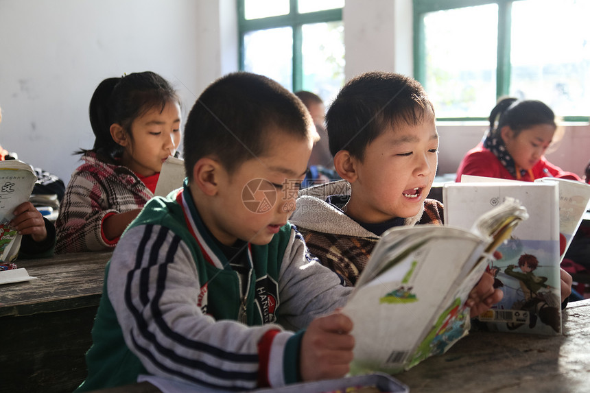 在校生人仅儿童乡村小学里的小学生图片