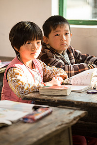 专注读书亚洲乡村小学里的小学生图片