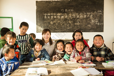 幸福待遇女人乡村女教师和小学生在教室里图片