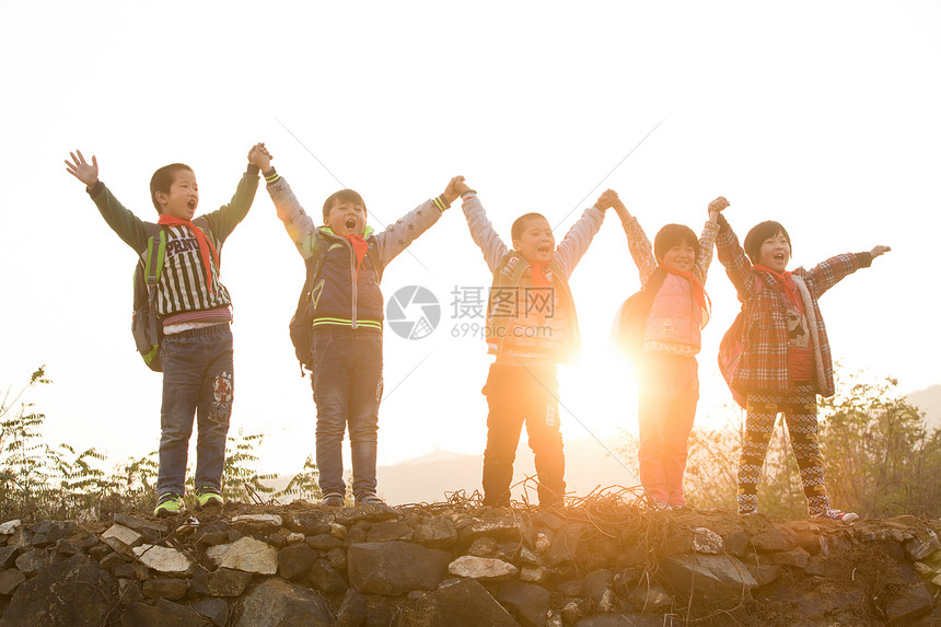 相伴艰苦男生欢乐的乡村小学生图片