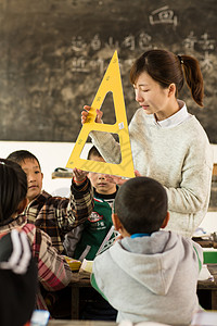 快乐教科书东亚乡村女教师和小学生在教室里可爱的高清图片素材