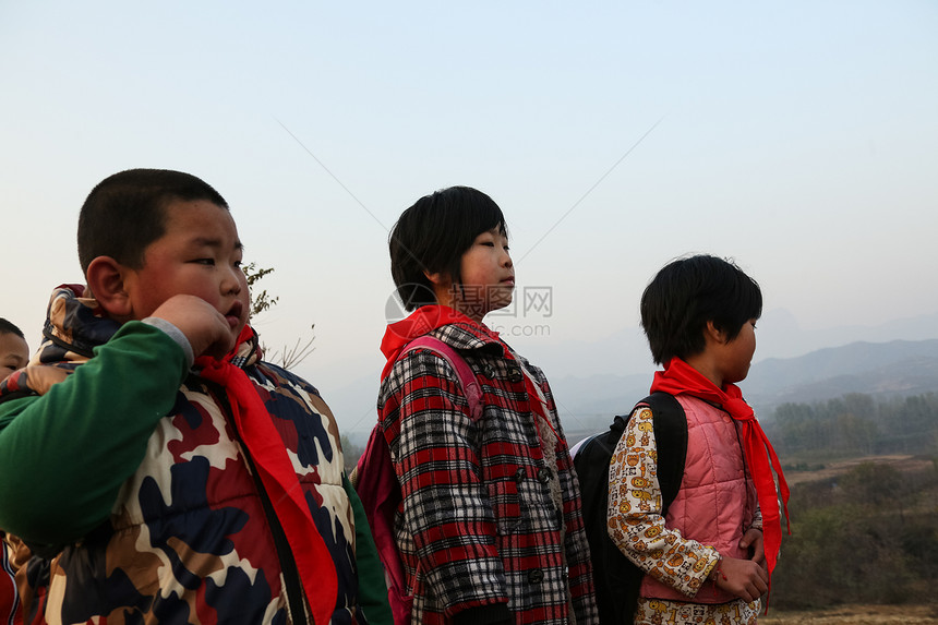 农村团队男生欢乐的乡村小学生图片