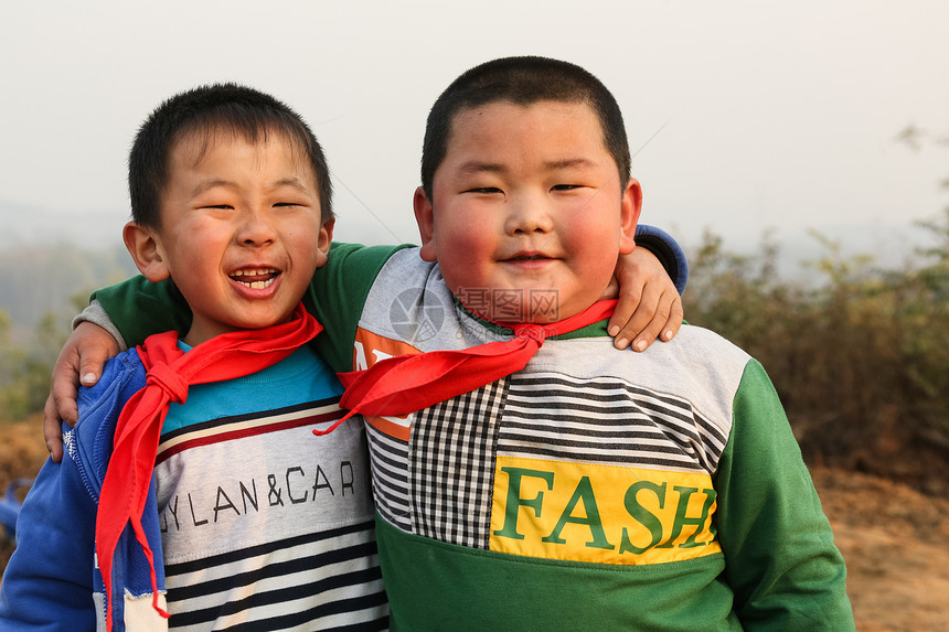 学龄儿童活力男孩欢乐的乡村小学生图片