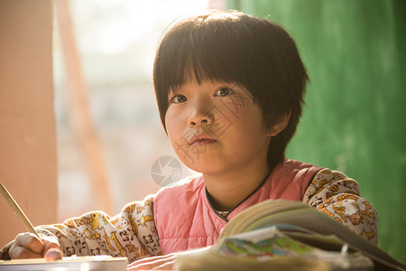 看图画书女孩渴望彩色图片学校乡村小学里的小学女生背景