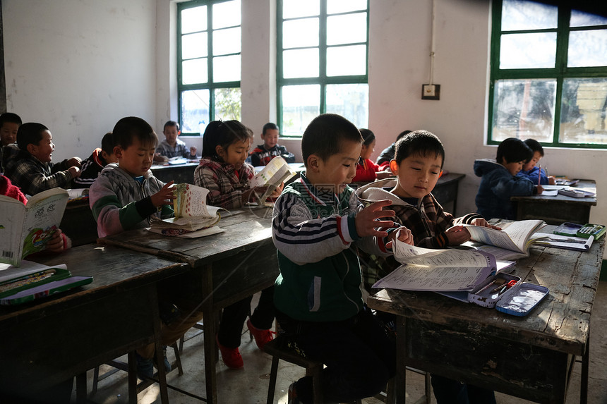 女生平房书乡村小学里的小学生图片