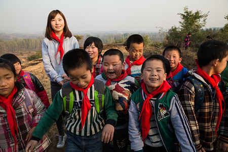 成年人小学亚洲乡村女教师和学生户外活动图片