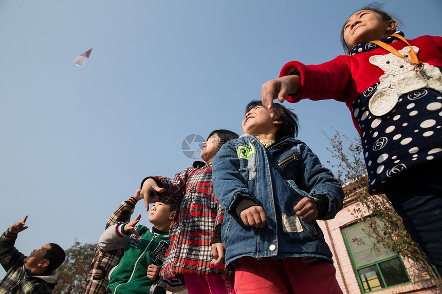 人庭院水平构图乡村小学生在学校放纸飞机图片