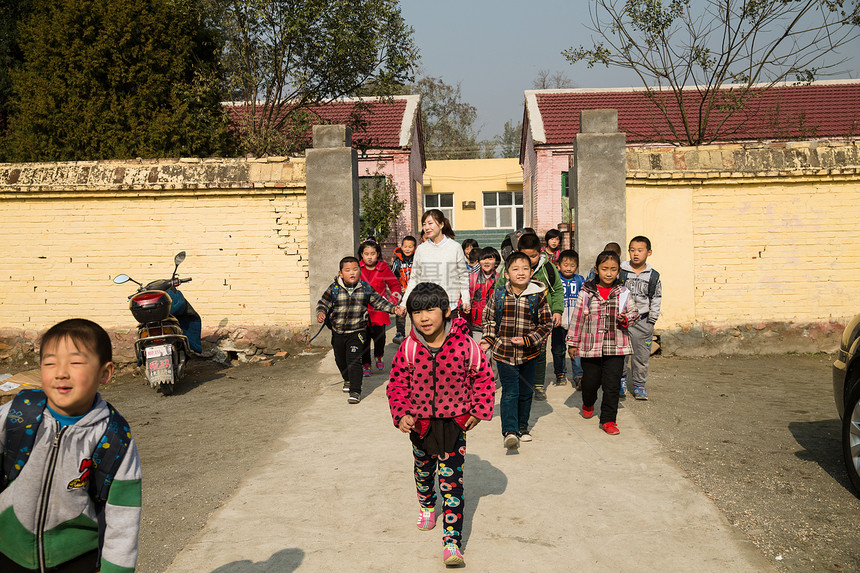 玩耍待遇女生乡村女教师和学生在户外图片