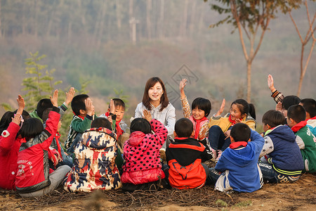 35岁女性农村6岁到7岁乐观乡村教师和小学生在户外学习背景